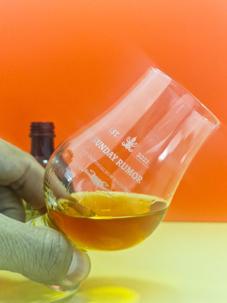 Ron Abuelo Añejo 7 pouring into glass. Whisky glass. Sunday rumor. Rum in glass. Tasting notes of ron abuelo 7. Rum review
